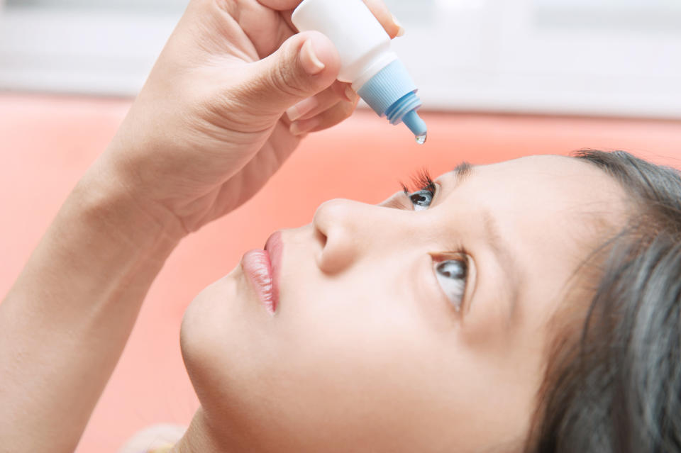 阿托品眼藥水會令瞳孔擴張，使用後小朋友有可能出現畏光的副作用，以及看近物件時較模糊。