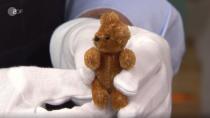 Denn der kleine, niedliche Teddy, mit dem jedes Kind gerne spielen würde ... (Bild: ZDF)