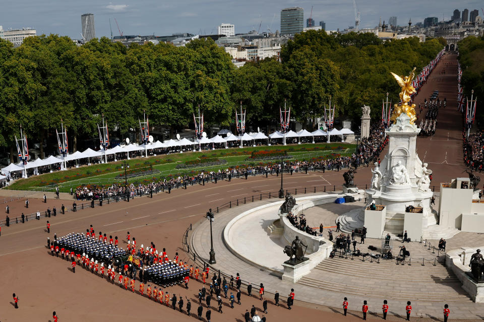 <p>The Queen's funeral cortege passes the Queen Victoria Memorial by Buckingham Palace. (Getty Images)</p> 