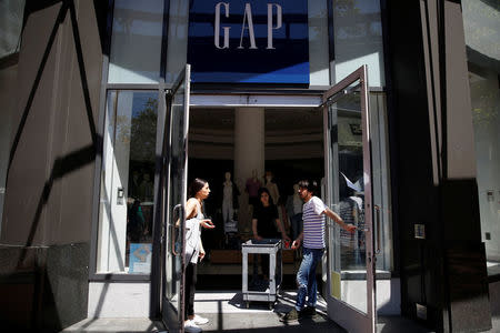 Workers open doors at a temporarily closed Gap clothing store during a major power outage in San Francisco, California, U.S., April 21, 2017. REUTERS/Stephen Lam