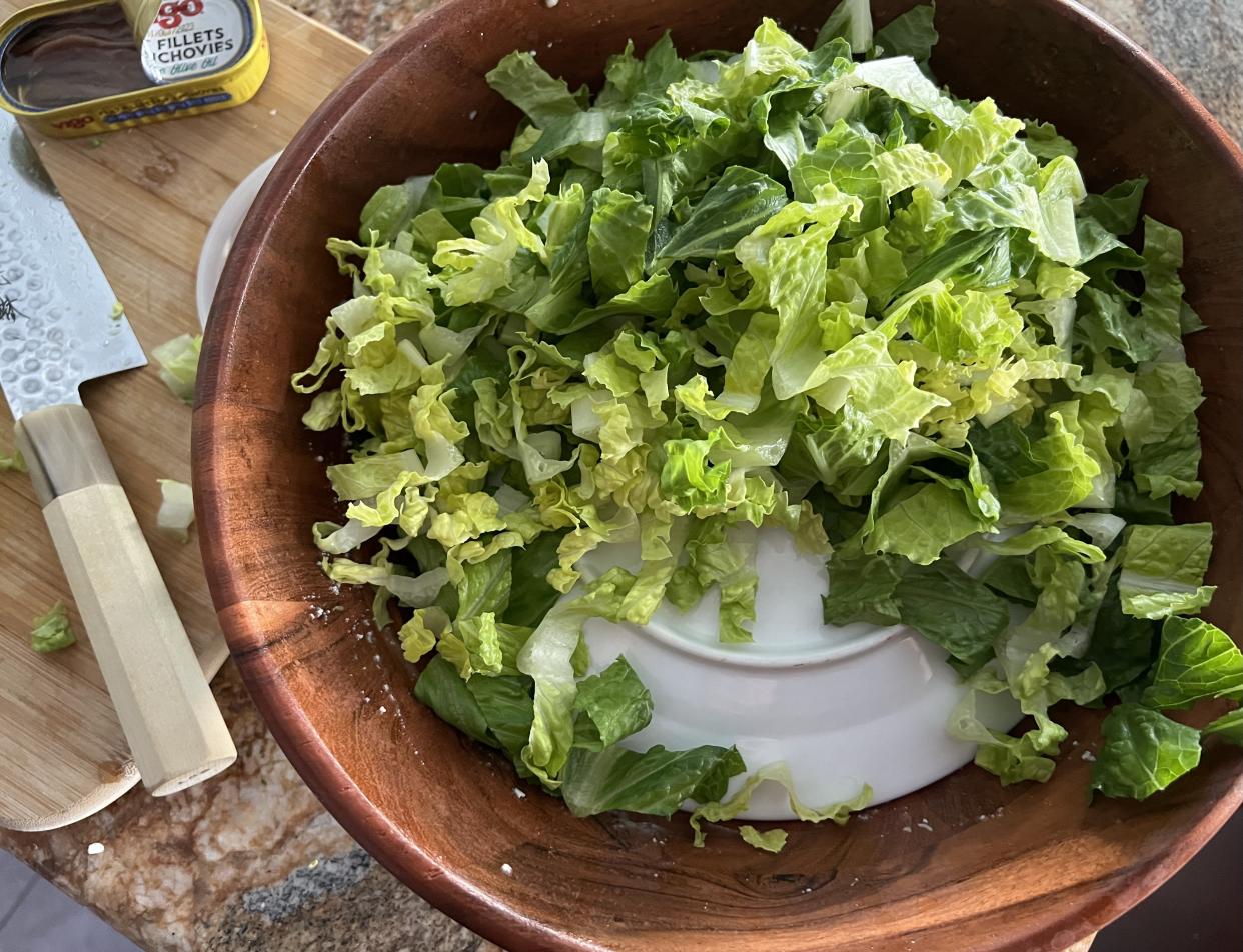 This salad is easy to prep in advance: Use a plate to separate the lettuce from the dressing in the bowl. When it's time to serve, remove the plate and toss. (Photo: Terri Peters/Yahoo)