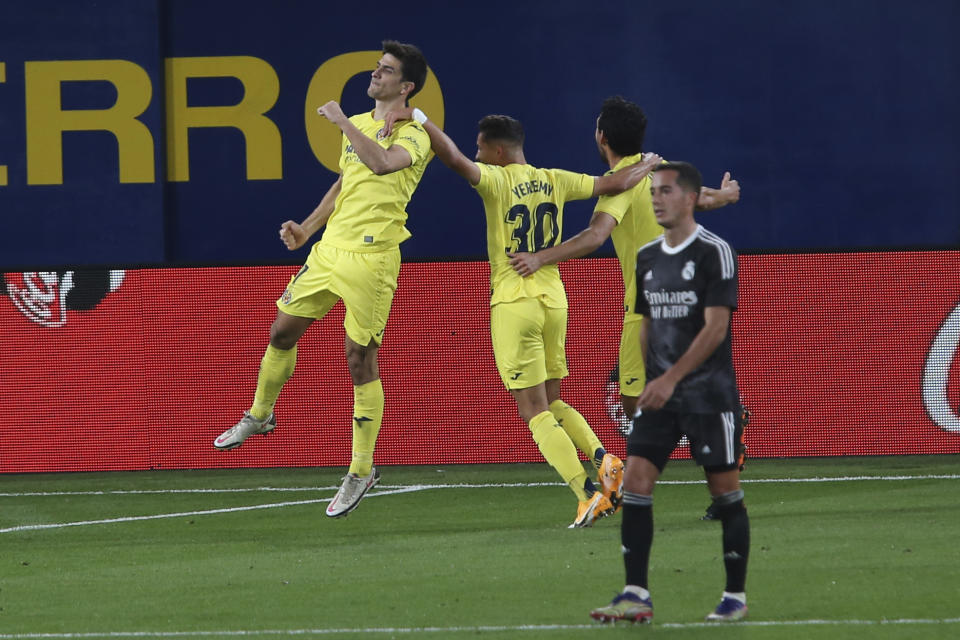 El atacante de Villareal Gerard Moreno, izquierda, celebra tras anotar un gol en un partido contra Real Madrid en La Liga española el sábado, 21 de noviembre del 2020. (AP Foto/Alberto Saiz)