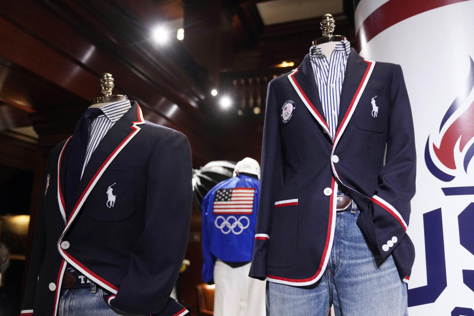 ARCHIVO - El atuendo de la ceremonia de apertura de los Juegos Olímpicos de París del equipo de Estados Unidos se exhibe en la sede de Ralph Lauren el lunes 17 de junio de 2024 en Nueva York. (Foto Charles Sykes/Invision/AP, archivo)