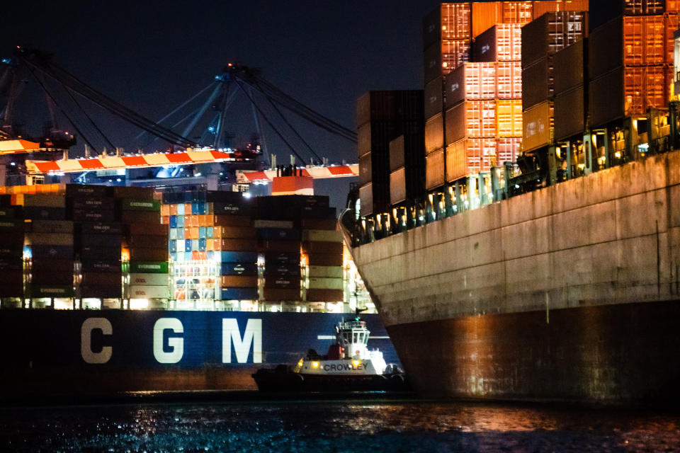 Buques portacontenedores atracados en el puerto de Los Ángeles, el 17 de octubre de 2021, en Los Ángeles, California. Se ha disparado el costo del transporte de mercancías. (Erin Schaff/The New York Times).