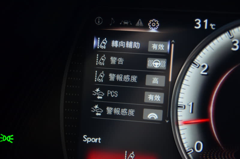 大改款ES所搭載的Lexus Safety System+主動式安全防護系統新增行人偵測及自動煞停功能