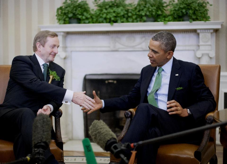 El presidente Barack Obama estrecha la mano del primer ministro irlandés Enda Kenny en la Casa Blanca el viernes 14 de marzo de 2014. Obama dijo que él y el primer ministro abordaron el tema de Ucrania durante esa reunión en la Oficina Oval. (Foto AP/Pablo Martínez Monsiváis)