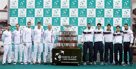 Members of the Czech Republic and Serbian tennis teams pose with the Davis Cup trophy after the official draw at Belgrade Arena in Belgrade November 14, 2013. REUTERS/Marko Djurica