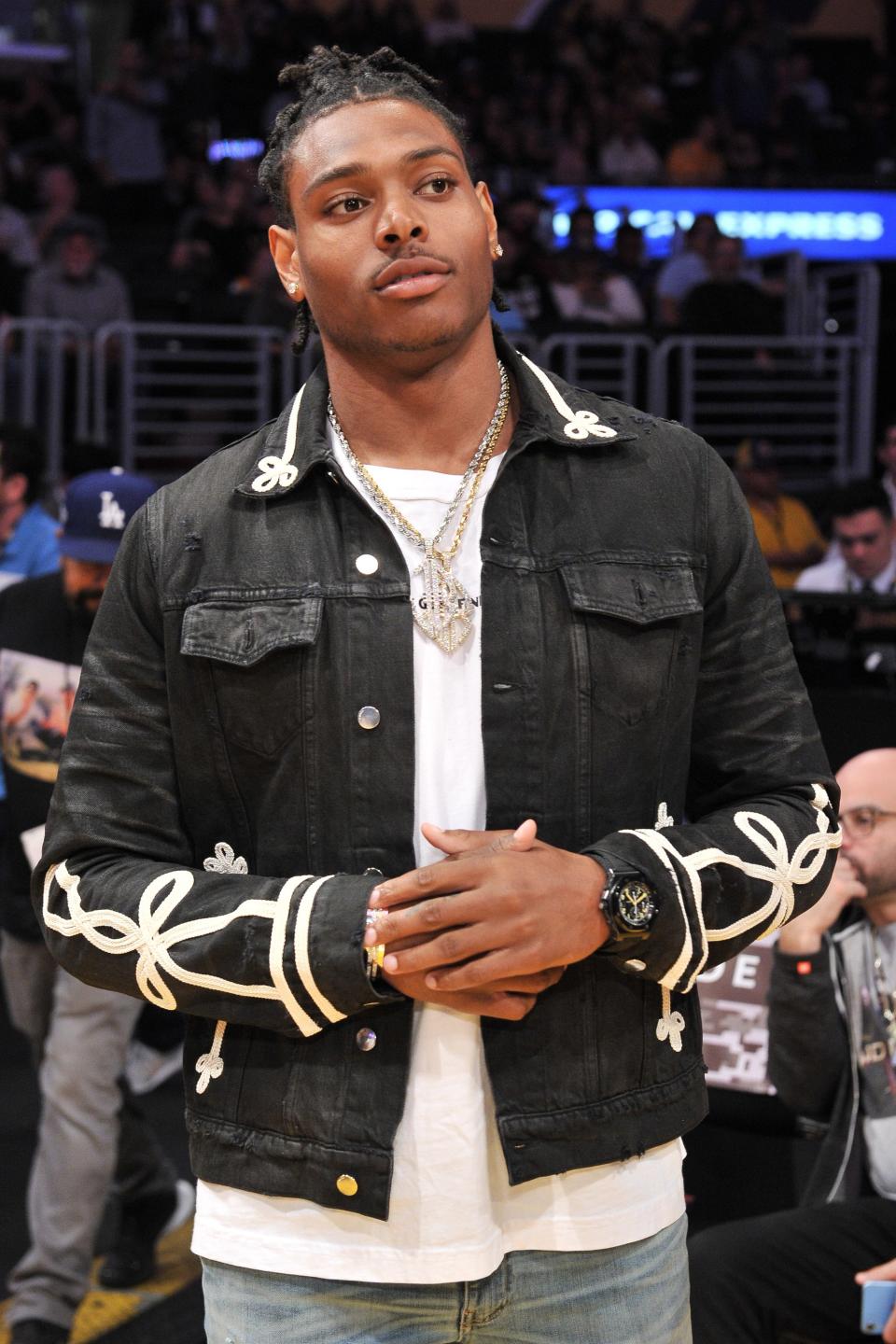 <h1 class="title">Celebrities At The Los Angeles Lakers Game</h1><cite class="credit">Allen Berezovsky</cite>
