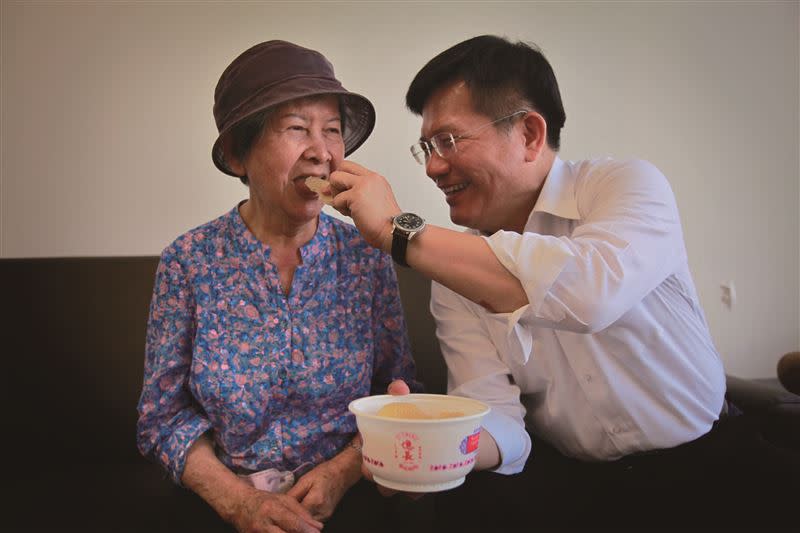  新北市長候選人林佳龍媽媽罕見曝光說：「我把兒子獻給台灣」 。圖 林佳龍餵媽媽吃東西。（圖／秀威資訊-釀出版提供）