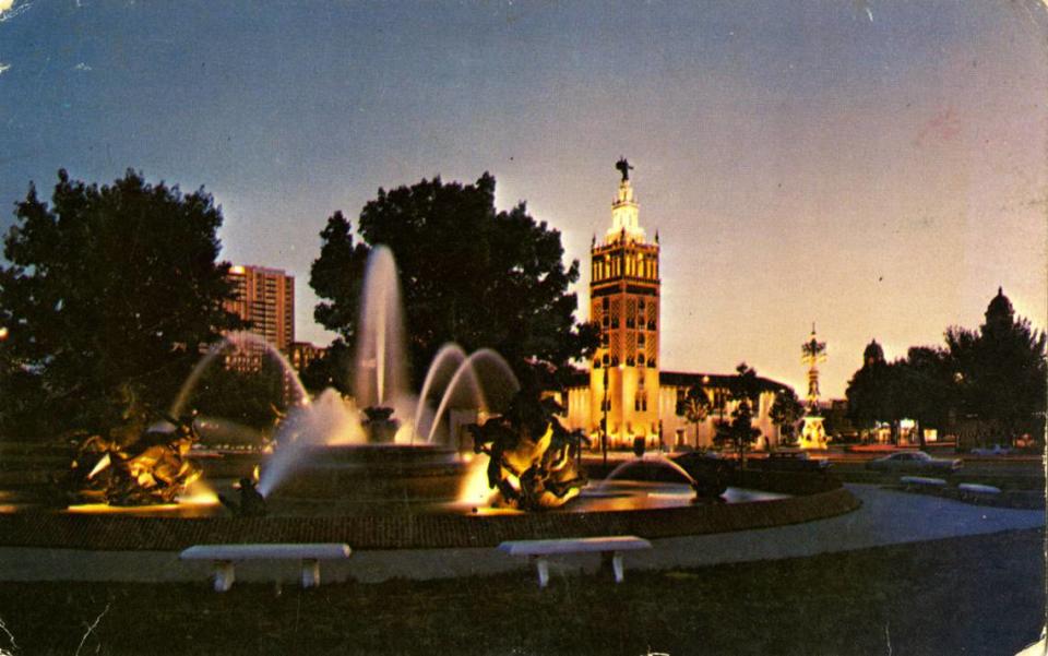 Postcard showing the Giralda Tower at dusk in the 1970s.