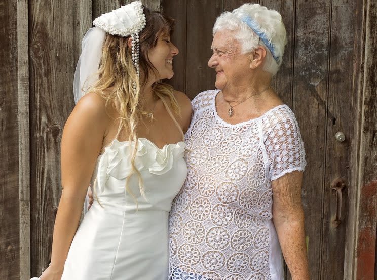 Esta tierna foto de una abuela y su nieta en el día de su boda conmovió a todos. Foto: Reddit.com/Rachelamandamay