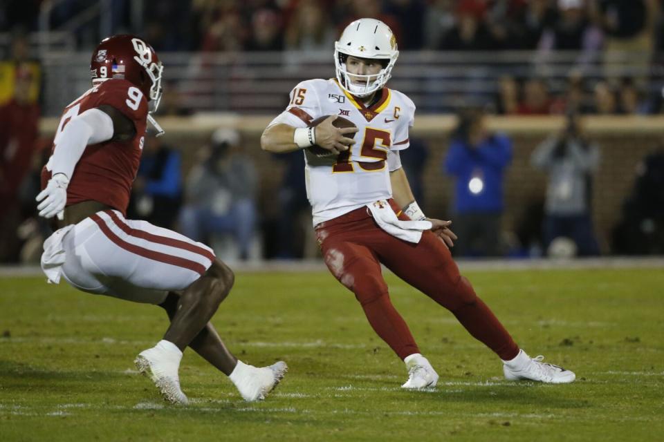 Iowa State quarterback Brock Purdy (15) tries to avoid Oklahoma linebacker Kenneth Murray (9) in 2019.