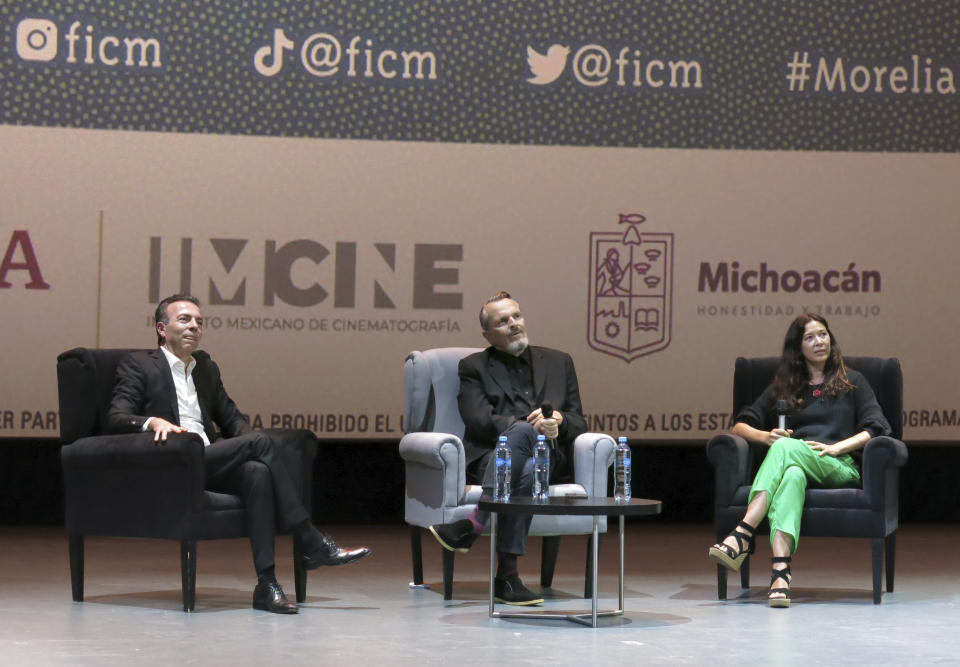 El presidente del Festival Internacional de Cine de Morelia, Alejandro Ramírez, izquierda, el cantante y actor Miguel Bosé, centro, y la cinefotógrafa Vicky Clay-Mendoza participan en una charla sobre la película "Tacones lejanos" en el Festival Internacional de Cine de Morelia en Morelia, México, el lunes 23 de octubre de 2023. (Foto AP/Berenice Bautista)