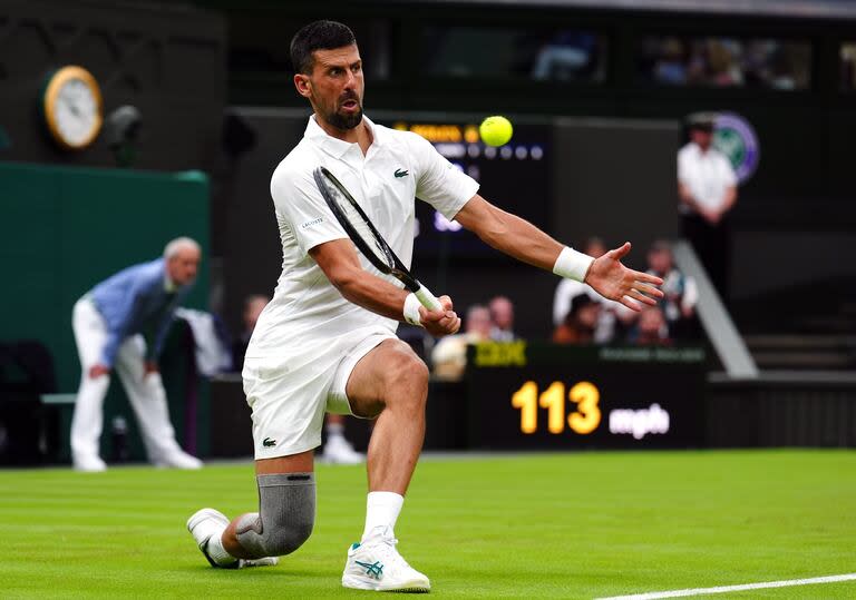 Novak Djokovic se retiró de Roland Garros por una lesión en la rodilla que requería operación; se recuperó y está en Wimbledon