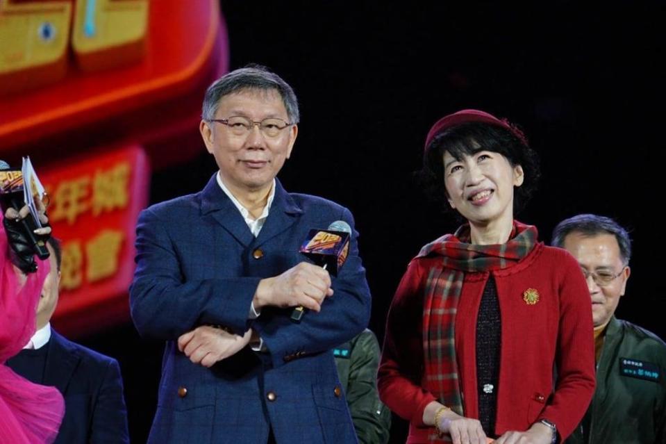 台北市長柯文哲與夫人陳佩琪現身跨年晚會，與大家一同倒數迎接2022年。（圖／摘自陳佩琪臉書）