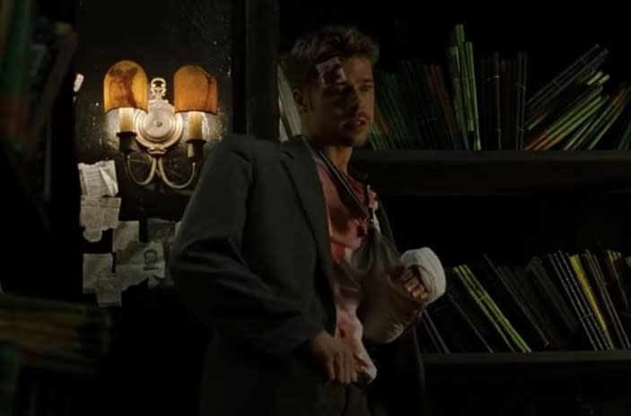 Brad Pitt with arm in a cast in Se7en