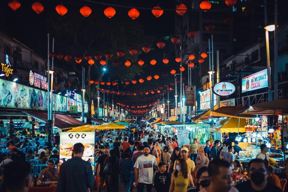 马来西亚夜市的镜头，描绘了马来西亚人的消费情况，尤其是在当地的假期和酒店。