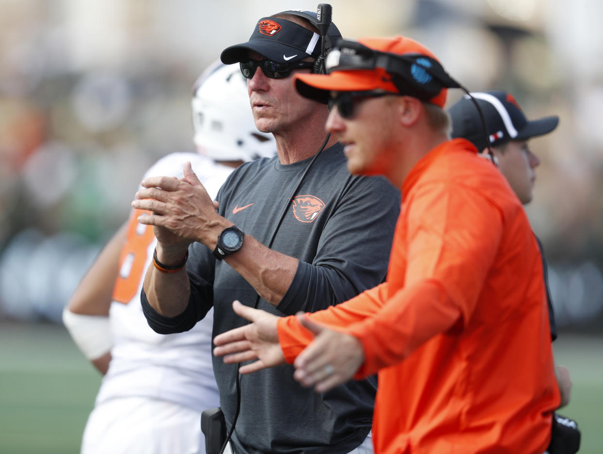 Oregon State head coach Gary Andersen (L) directs his squad against Colorado State on Saturday, Aug. 26, 2017, in Fort Collins, Colo. (AP)