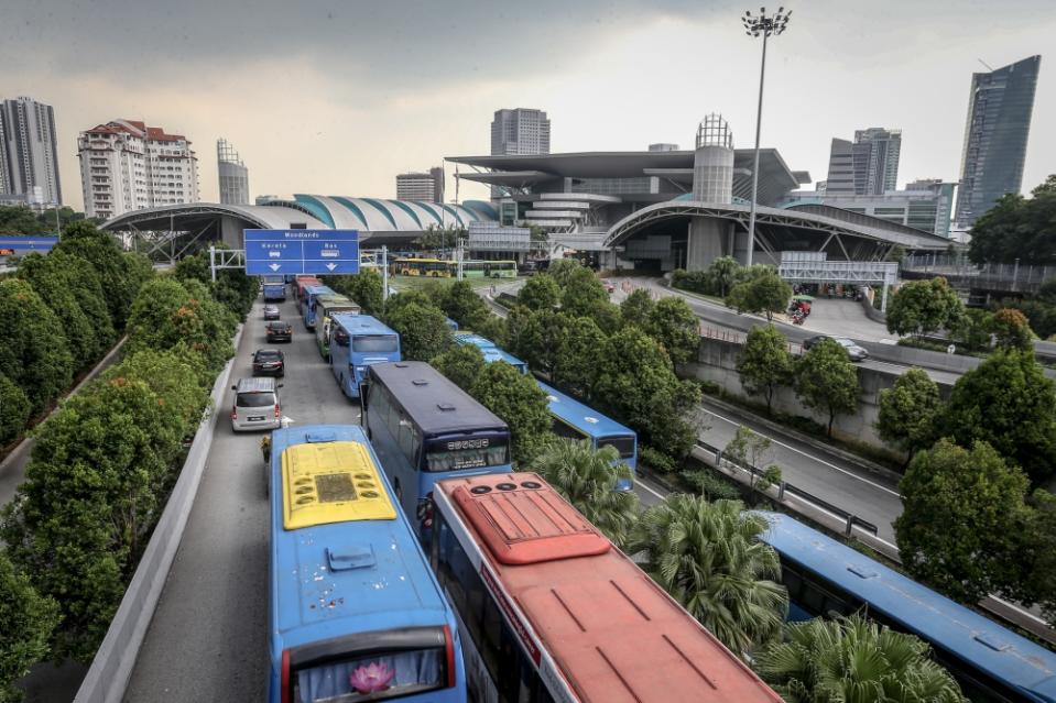 According to the Transport Ministry, over 200,000 Singapore-registered cars have registered for the VEP, including 70,000 that have activated the system. — Picture by Hari Anggara