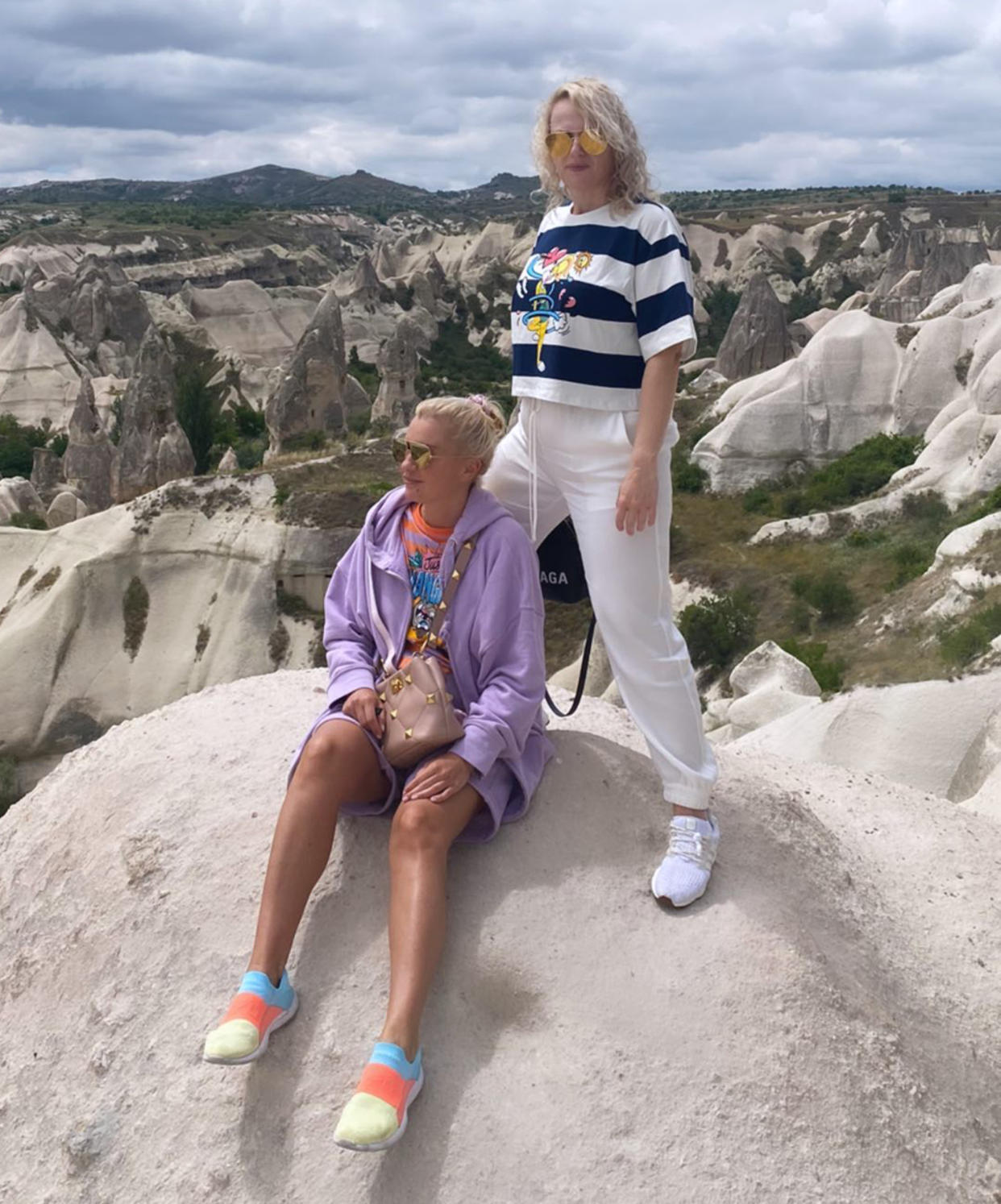 Rebel Wilson poses alongside her girlfriend, Ramona Agruma, in Cappadocia, Turkey. (rebelwilson via Instagram)
