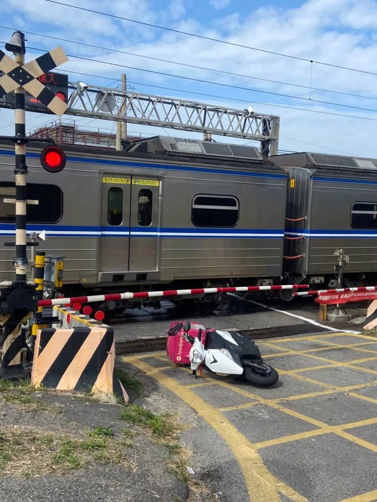 偷車foodpanda外送員機車的男子慘死火車輪下。民眾提供