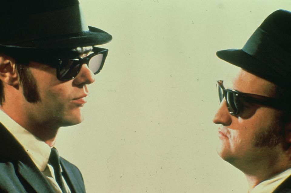 <p>Als "Blues Brothers" schrieben sie Kinogeschichte: John Belushi (rechts) und Dan Aykroyd. Während der Kanadier Aykroyd anschließend in einem Filmhit nach dem anderen zu sehen war (unter anderem in "Ghostbusters"), starb Belushi 1982 im Alter von nur 33 Jahren an einer Überdosis Heroin und Kokain. (Bild: Universal)</p>