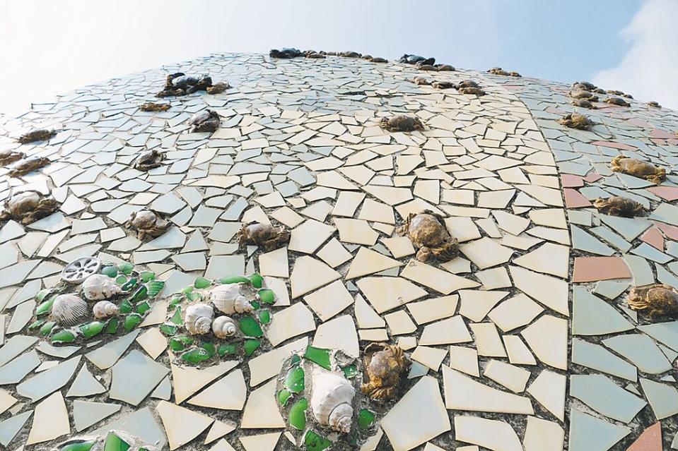 雲林縣台西鄉「台西海螺」年久失修，螺面螃蟹、魚類等小配件均已嚴重毀壞。（張朝欣攝）