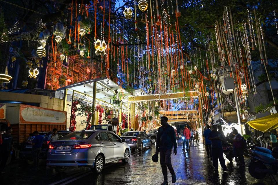 La residencia de la familia Ambani, Antilia, que será sede de algunos de los festejos del fin de semana, se ha decorado de forma extravagante antes de la ceremonia. Crédito: Punit Paranjpe/AFP/Getty Images