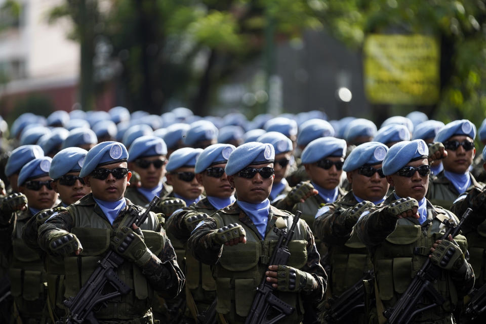 Soldados guatemaltecos asignados a misiones de paz de la ONU durante un desfile militar para conmemorar el 153er aniversario del ejército, el domingo 30 de junio de 2024, en Ciudad de Guatemala. (AP Foto/Moisés Castillo)