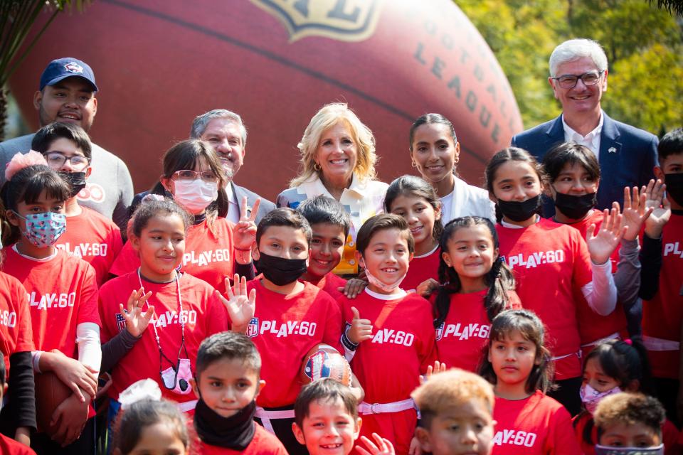 La primera ama estadounidense, Jill Biden posa con estudiantes del programa Tochito NFL en una visita a la Ciudad de México. (Photo by RODRIGO OROPEZA/AFP via Getty Images)