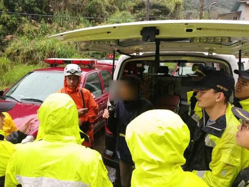 澳洲籍女子烏來登山迷路  安全獲救 20多歲澳洲籍女子（中，黑衣者）3日獨自攀爬新北 市烏來區拔刀爾山，傍晚下山時不慎迷路，搜救人員 摸黑上山搜尋未果，4日一早再次集結上山搜索，終 於發現該失蹤女子。 （翻攝照片） 中央社記者王鴻國傳真  112年12月4日 