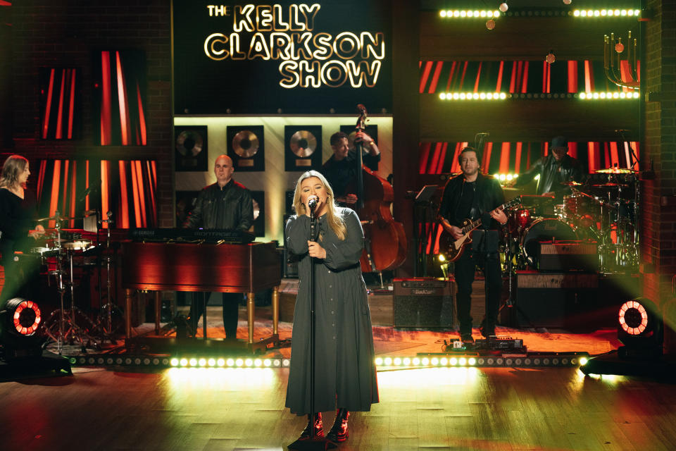 kelly singing on her show stage