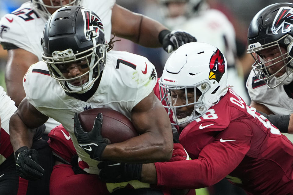 Atlanta Falcons running back Bijan Robinson (7) runs against Arizona Cardinals linebacker BJ Ojulari (18) during the first half of an NFL football game, Sunday, Nov. 12, 2023, in Glendale, Ariz. (AP Photo/Matt York)