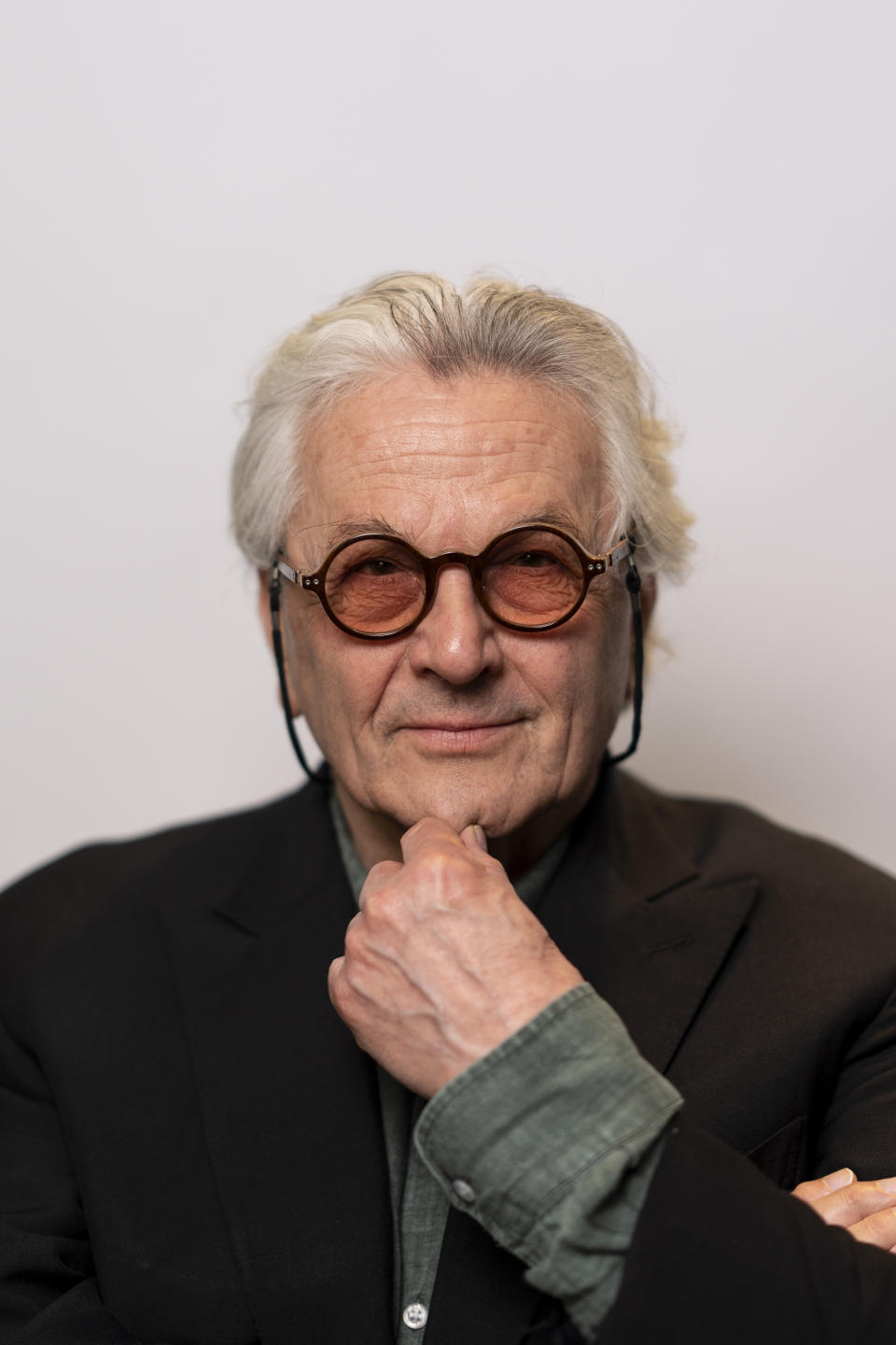 El director George Miller posa para un retrato para promover la película "Furiosa: A Mad Max Saga" en Los Ángeles, el viernes 10 de mayo de 2024. (Foto AP/Jae C. Hong)