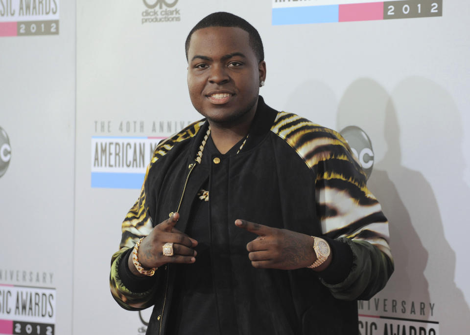 ARCHIVO - Sean Kingston llega al 40 aniversario de los American Music Awards el 18 de noviembre de 2012 en Los Ángeles. La policía especializada allanó la mansión alquilada del rapero Kingston en el sur de Florida el jueves 23 de mayo de 2024 y arrestó a su madre por cargos de fraude y robo que, según un abogado, se deben en parte a la instalación de un televisor enorme en su casa. (Foto Jordan Strauss/Invision/AP, archivo)