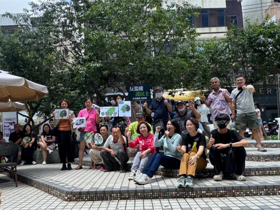 國會改革覆議案遭否決，台中市議員張家銨22日在東海藝術街柯比意廣場舉辦「反擴權護民主」宣講，立委何欣純也到場開講。（潘虹恩攝）