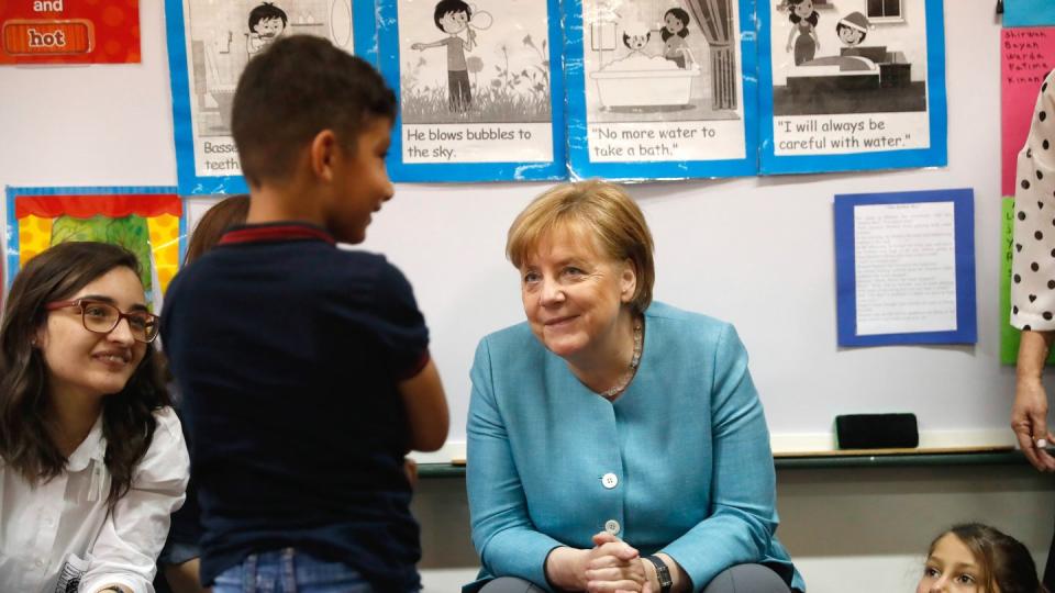 Kanzlerin Merkel besucht in Beirut eine Schule,  wo einheimische und Flüchtlingskinder im Schichtbetrieb unterrichtet werden. Foto: Hussein Malla/AP