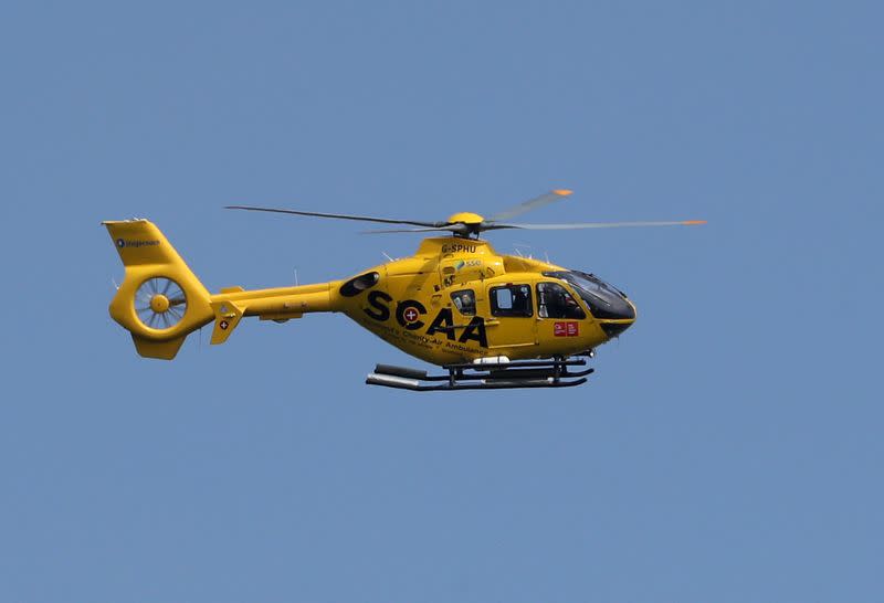 Un helicóptero sobrevuela el lugar en el que descarriló el tren en Stonehaven, Escocia