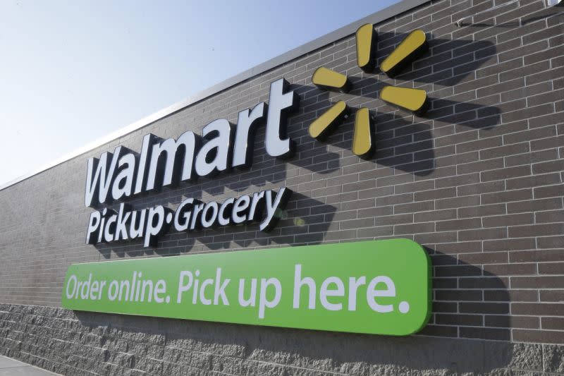 Cartel de un local Walmart Pickup Grocery en Bentonville, Arkansas, en una foto del 4 de junio de 2015 (AP Photo/Danny Johnston).