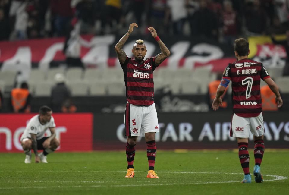 Arturo Vidal de Flamengo celebra tras la victoria 2-0 ante Corinthinas en el partido de ida de los cuartos de final de la Copa Libertadores, el 2 de agosto de 2022 (AP Foto/Andre Penner)