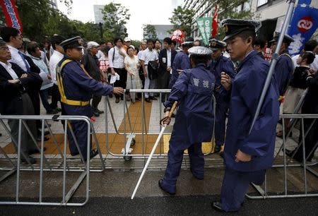 Police officers use barricade fences as they try to control protesters during a rally against Japan's Prime Minister Shinzo Abe's administration and his security-related legislation in front of the parliament building in Tokyo July 16, 2015. REUTERS/Issei Kato