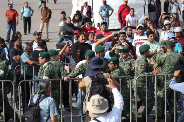 Disturbios en el Zócalo durante la marcha de la marea rosa.