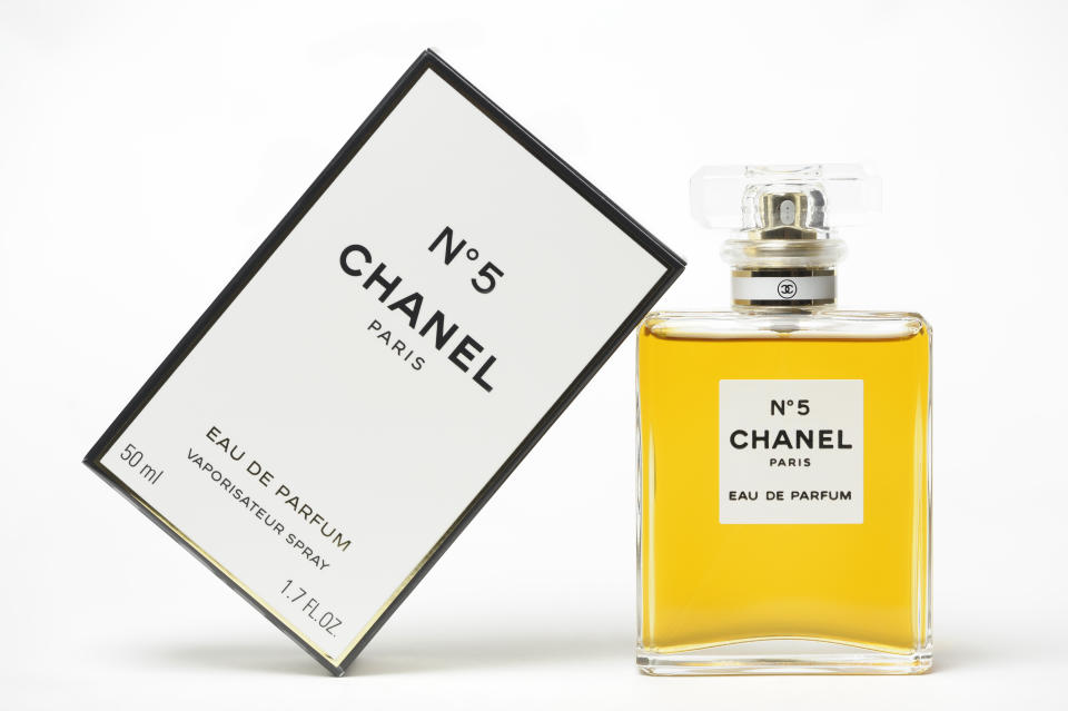 Die Optik des Luxus-Adventskalenders ist dem ikonischen Flakon des Parfumklassikers 
