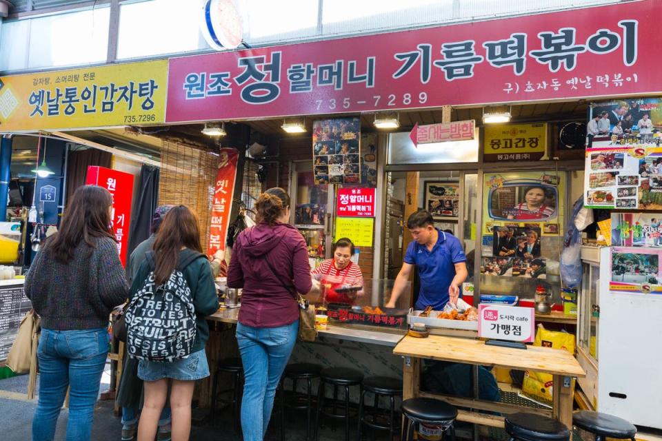 原名為「孝子洞昔日辣炒年糕」的「元祖鄭奶奶油炒年糕」是市場名店。