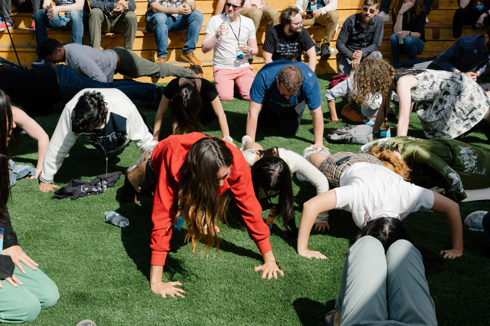 Una sesión de “encuestas picantes en directo” incluye un concurso de lagartijas, en Manifest, una conferencia sobre “mercados de predicciones”, plataformas en línea donde los usuarios pueden apostar sobre acontecimientos futuros, en Berkeley, California, el 22 de septiembre de 2023. (Jason Henry/The New York Times)
