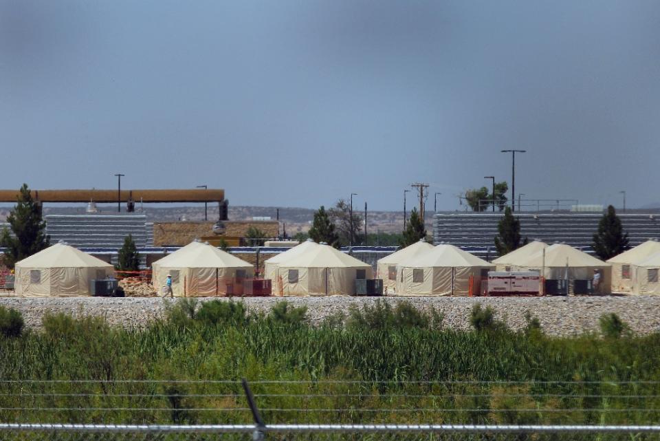 Tiendas de campaña temporales levantadas para albergar a menores indocumentados en Tornillo, Texas. (AFP)
