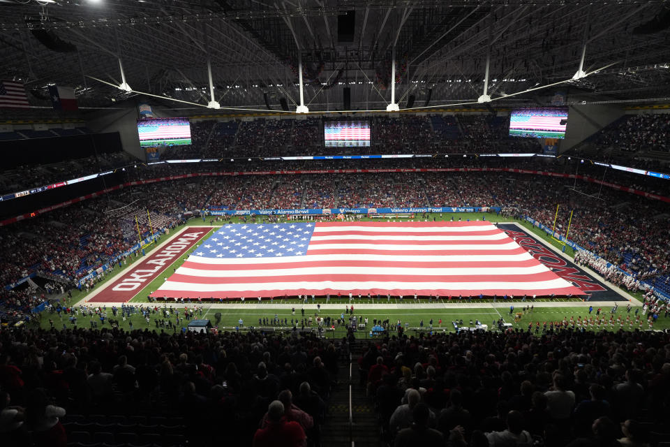 28 december 2023;  San Antonio, Texas, VS;  Een algemeen beeld van de vlag van de Verenigde Staten op het veld tijdens het spelen van het volkslied in de Alamo Bowl tussen de Arizona Wildcats en de Oklahoma Sooners in de Alamodome.  Verplicht krediet: Kirby Lee-USA TODAY Sports