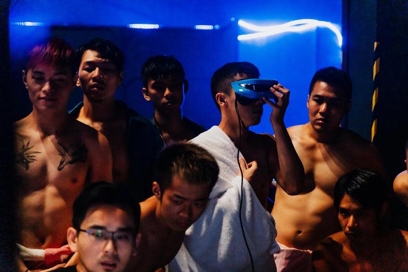 新媒體劇場導演周東彥（左下角戴眼鏡者）在VR作品《霧中》呈現同志三溫暖的景象，排練加拍攝只花了3天時間。（高雄電影館提供）