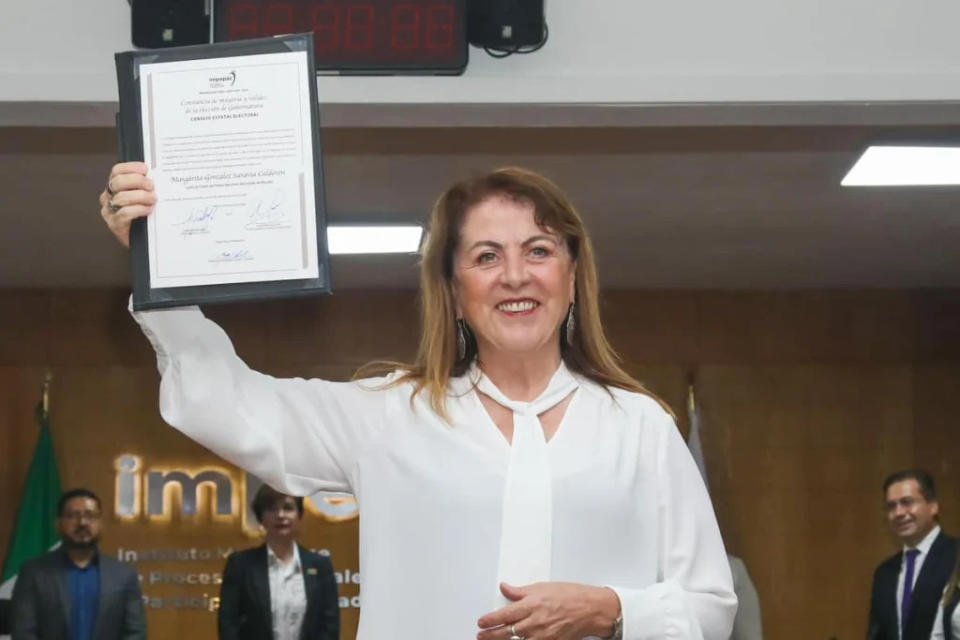 Margarita González Saravia recibe su constancia de mayoría de votos.