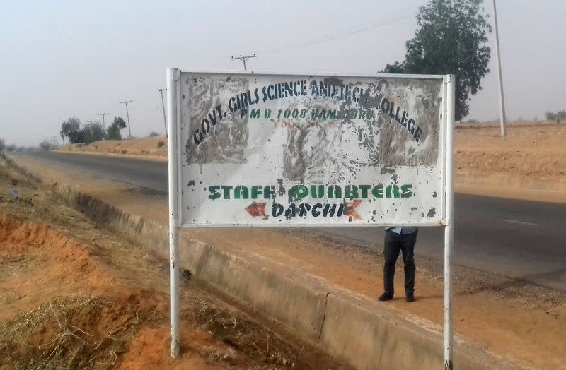 Près du Government Girls Science and Technical College dans le village de Dapchi, dans l'Etat de Yobe dans le nord-est du Nigeria. L'enlèvement de ces collégiennes et lycéennes âgées de 11 à 19 ans le 19 février a été l'évènement le plus important du genre depuis la disparition de 270 écolières de Chibok en 2014. /Photo prise le 22 février 2018/REUTERS/Ola Lanre